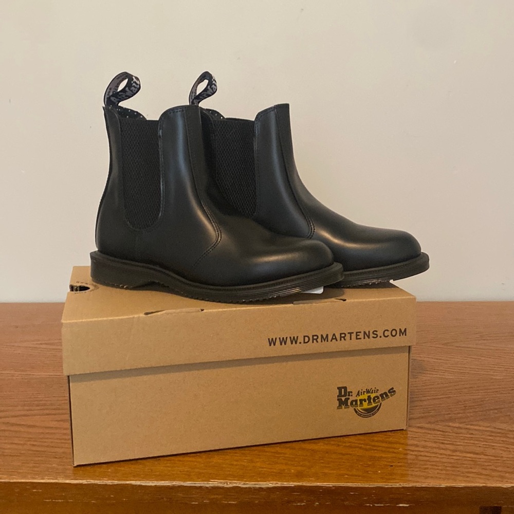 Dr. Martens Flora size 6 NEVER WORN